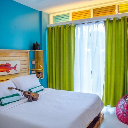 Flotsam And Jetsam Artist Beach Hostel San Juan  Ngoại thất bức ảnh