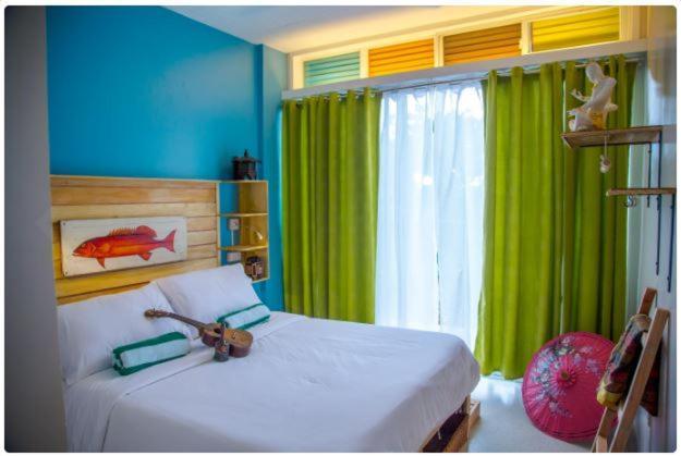 Flotsam And Jetsam Artist Beach Hostel San Juan  Ngoại thất bức ảnh