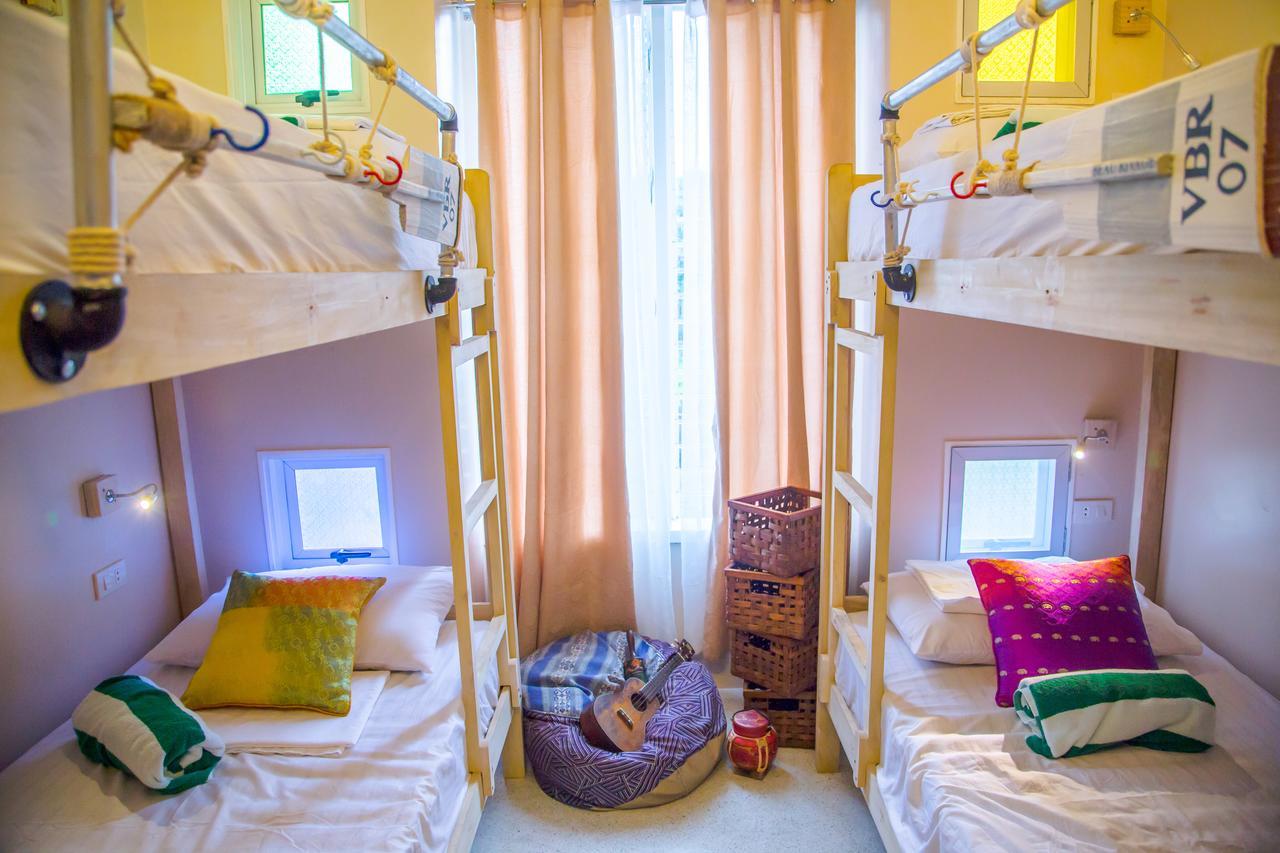 Flotsam And Jetsam Artist Beach Hostel San Juan  Ngoại thất bức ảnh